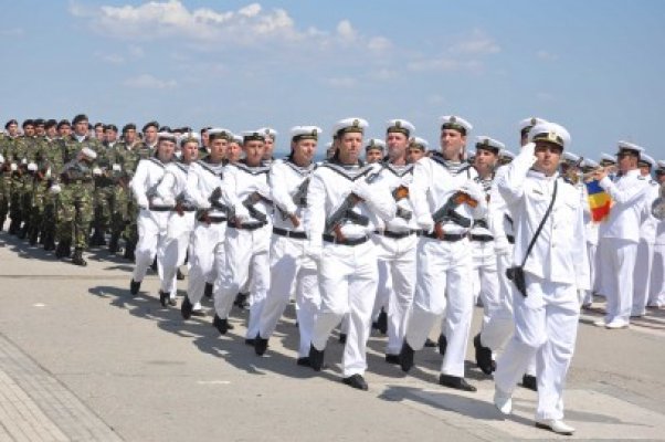 Militari înarmaţi până în dinţi, la dispoziţia constănţenilor
